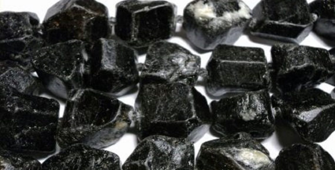 chernyj_turmalin_kakie_svojstva_imeet_i_gde_primenyaetsya_33